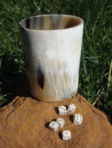 BONE DICE 6 PIECES AND HORN CUP