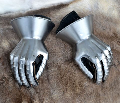 MEDIEVAL HOURGLASS GAUNTLETS