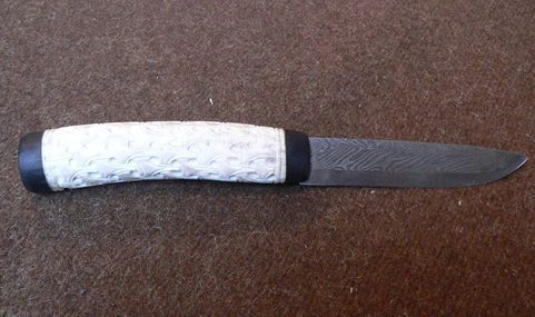 VIKING DAMASTEEL KNIFE, HAND CARVED IN ANTLER