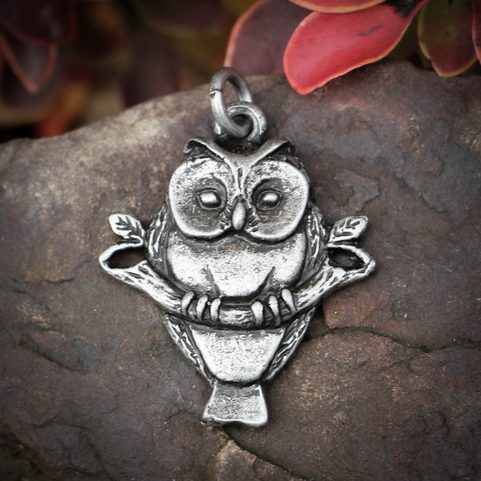 HIBOU SUR LA BRANCHE, AMULETTE, ÉTAIN