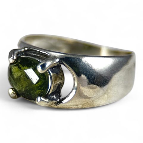 MOLDAVITE, STERLING SILVER RING WITH CUT MOLDAVITE