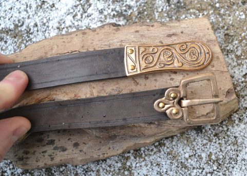 CEINTURES EN CUIR DE L'ÂGE FONCÉ