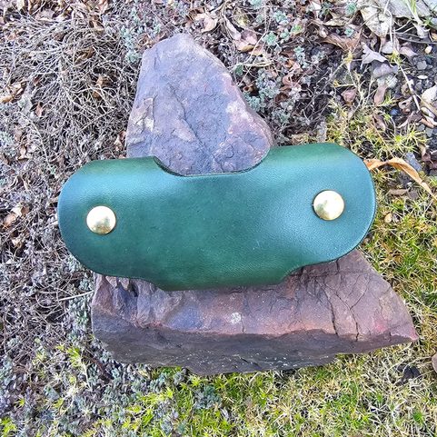 FISHING LEATHER KEY RING WITH SCREWS, GREEN, FISH