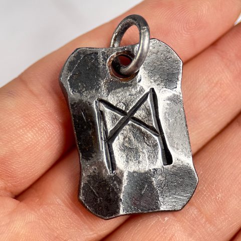 MANNAZ, FER, FORGÉ, PENDENTIF