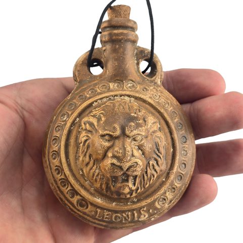 LION, FLACON EN CÉRAMIQUE ROMAINE