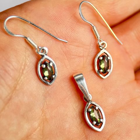 MOLDAVITE, PENDENTIF ET BOUCLES D’OREILLES EN ARGENT AG 925/1000