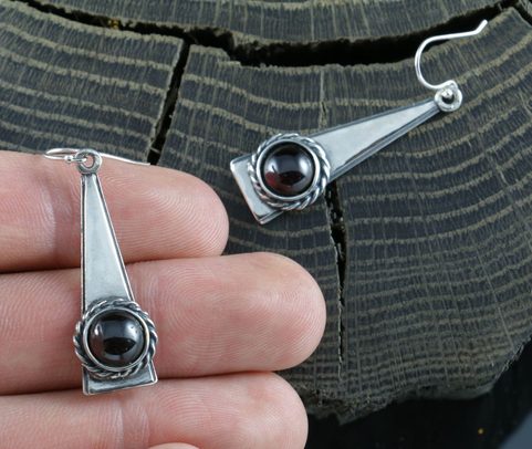 TRIANGLE - GARNET, EARRINGS, SILVER