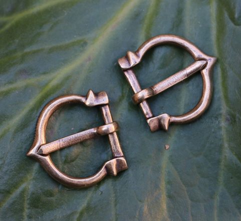 HISTORICAL BUCKLE V, COLOUR BRASS