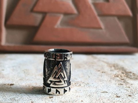 (NOT JUST) BEARD BEAD WITH WALKNUT, SILVER