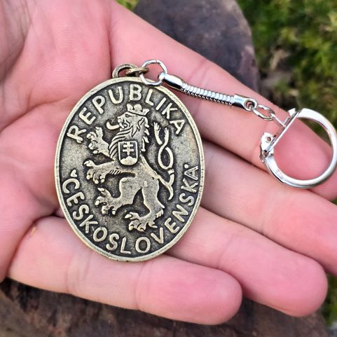 COAT OF ARMS OF THE CZECHOSLOVAK BORDER COLUMN - PENDANT, ANTIC BRASS