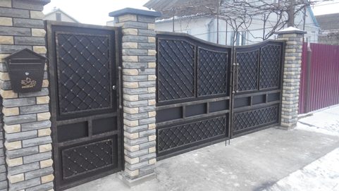 PORTAIL D'ENTRÉE EN MÉTAL AVEC PORTE D'ENTRÉE