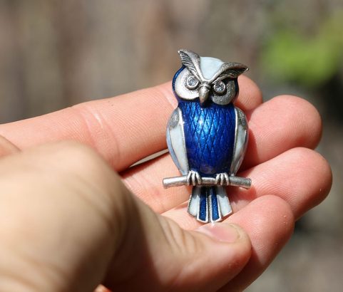 WISE OWL, BLUE, COSTUME BROOCH, METAL ALLOY