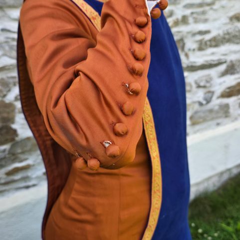 LESSER NOBLEWOMAN / WEALTHIER TOWNSWOMAN - SET OF MEDIEVAL CLOTHING, 2ND HALF OF THE 14TH CENTURY