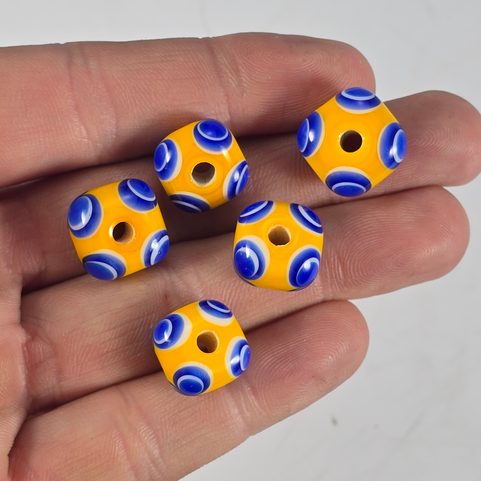 PERLE CELTIQUE EN VERRE À DOUBLE DÉCOR OCULÉ, RÉPLIQUE DE LA PÉRIODE DE HALLSTATT.