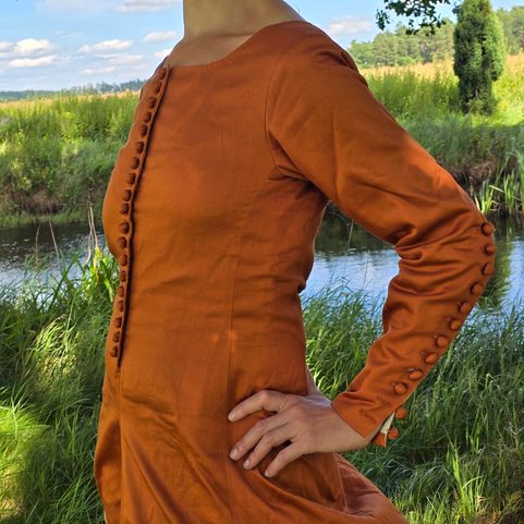 WOMEN'S DRESS - LESSER NOBLEWOMAN / WEALTHIER TOWNSWOMAN, 2ND HALF OF THE 14TH CENTURY