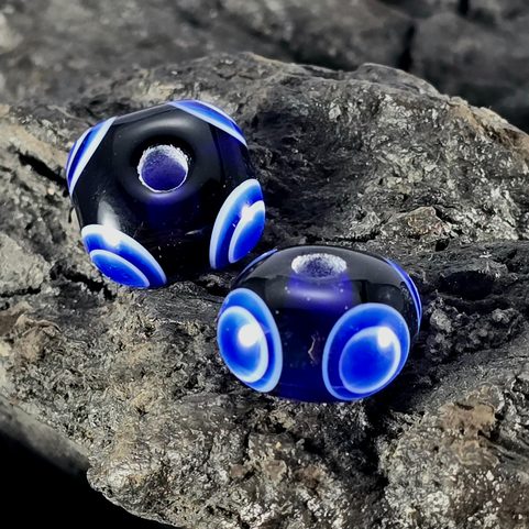 PERLE CELTIQUE EN VERRE À DÉCOR OCULÉ, RÉPLIQUE, BLEUE