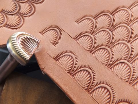 ECAILLES DE DRAGON , CACHET EN CUIR