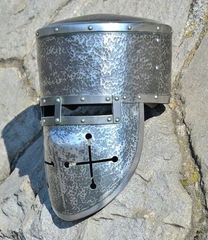 KALOTA, MITTELALTERLICHER HELM AUS GEHÄRTETEM BLECH
