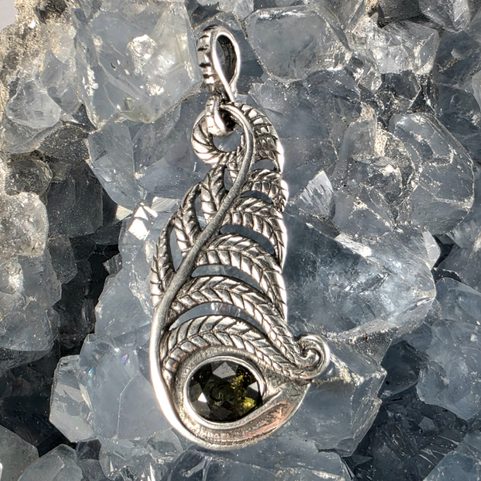 PENDENTIF EN ARGENT AVEC MOLDAVITE, MOTIF FOUGÈRE, AG 925