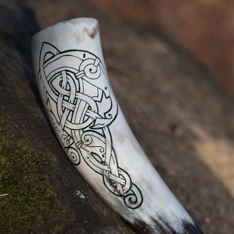 CELTIC WOLF, CARVED DRINKING HORN 0,4 L