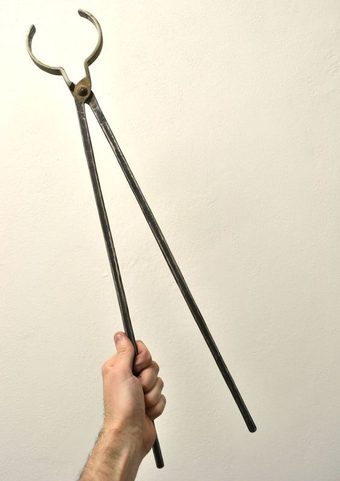 FORGED STEEL TONGS FOR PERFORATED FLASK
