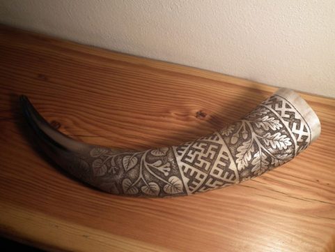 SLAVIC EMBROIDERY, ENGRAVED DRINKING HORN, 0.7 L