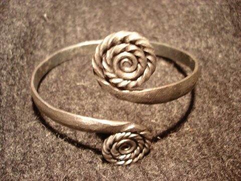 WELL DECORATED ARM RING