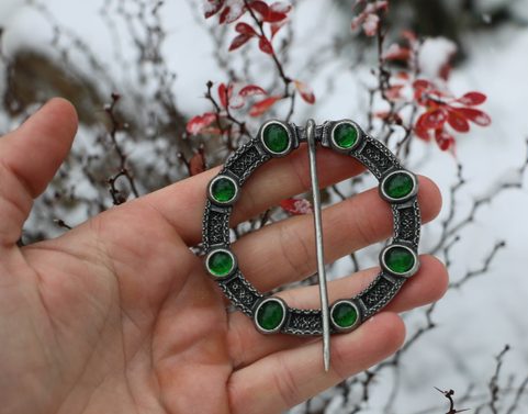 NORICA, GRANDE BOUCLE DE CAPE MÉDIÉVALE AVEC VERRE