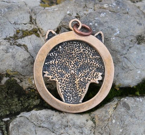 WOLF'S HEAD IN A RING, BRONZE PENDANT