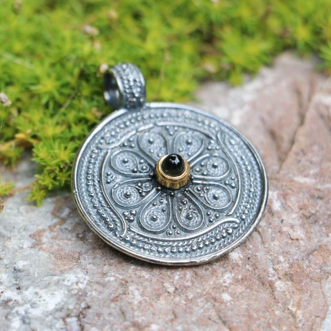 VESNA, PENDENTIF PAÏEN EN ARGENT AVEC MOLDAVITE