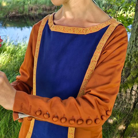 LESSER NOBLEWOMAN / WEALTHIER TOWNSWOMAN - SET OF MEDIEVAL CLOTHING, 2ND HALF OF THE 14TH CENTURY