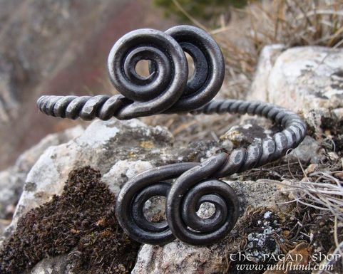 HAND FORGED BRACELET WITH VOLUTES