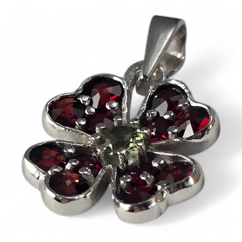 CLOVERLEAF PENDANT WITH MOLDAVITE AND GARNETS, 925 SILVER