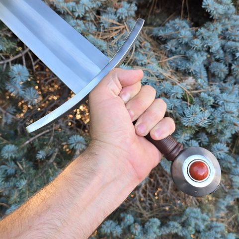 JASPER, ÉPÉE À UNE MAIN, XIVE-XVE SIÈCLE, PLEIN TANG, AVEC PIERRE