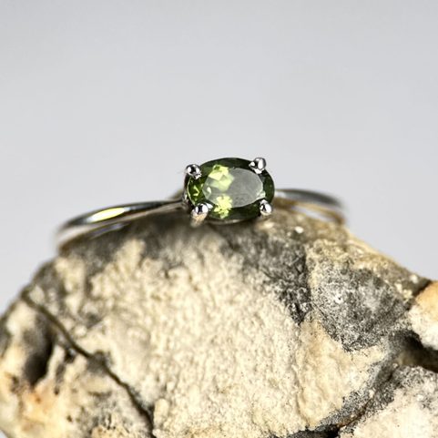 NESSIE, BAGUE EN ARGENT, PÉRIDOT AG 925/1000