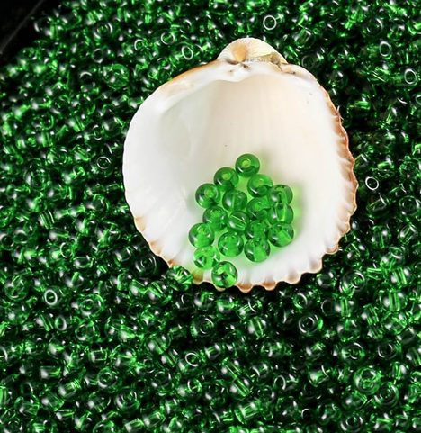 CZECH ROCAILLE SEED BEADS, TRANSPARENT GREEN 5/0