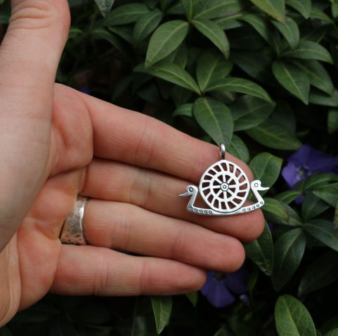 PENSEUR AVEC SOLEIL, ÂGE DU BRONZE, PENDENTIF EN ARGENT