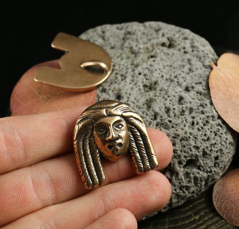 TÊTE ANCIENNE, PENDENTIF, BRONZE