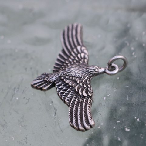 DIE FLIEGENDE KRÄHE, ANHÄNGER, ZINK-ANTIK-SILBER