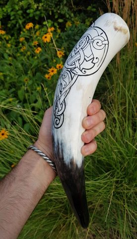 CELTIC WOLF, CARVED DRINKING HORN 0,4 L