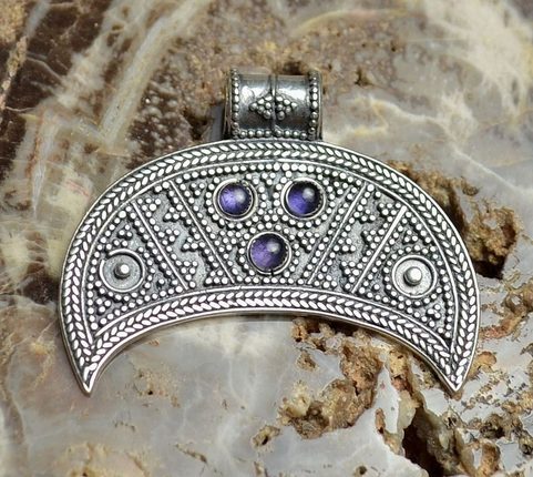 LUNULE, RÉPLIQUE D'UN PENDENTIF IXÈME SIÈCLE, ARGENT ET IJOLITE, TYPE 4