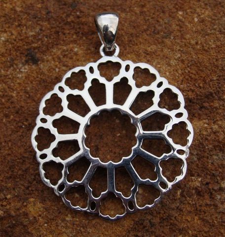 FENÊTRE DE ROSE, PENDENTIF EN ARGENT