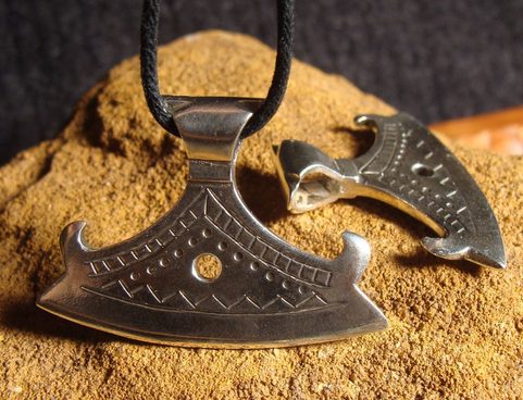 AXE PERONNÉ DE PERUN, ARGENT 925, 13 G