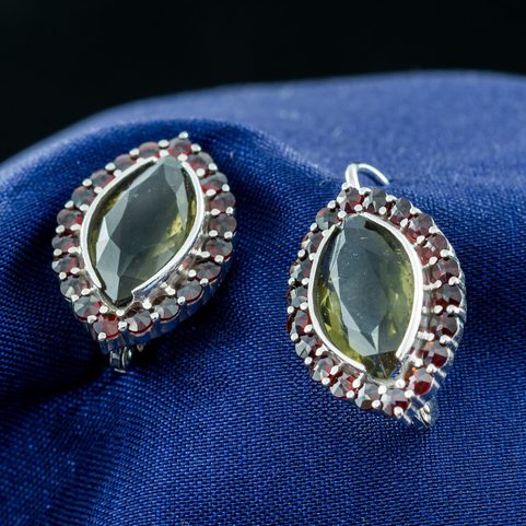 ACAIA, SILVER EARRINGS, MOLDAVITE, GARNET