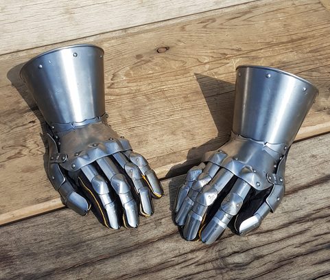 LORIC, MEDIEVAL GAUNTLETS