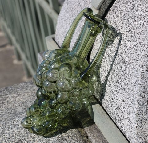 AMPHORE EN VERRE VERT, EN FORME DE GRAPPE DE RAISIN