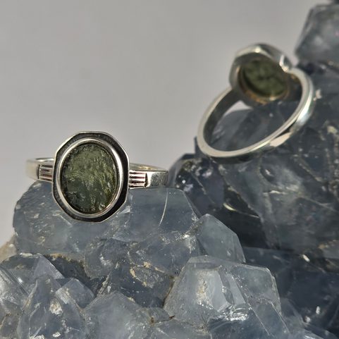 MITTELALTERLICHER RING MIT MOLDAVIT, SILBER AG 925