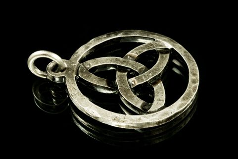 TRIQUETRA, PENDENTIF CELTIQUE FORGÉE
