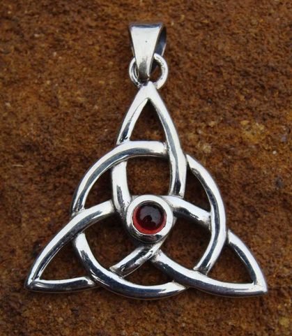 SILVER TRIQUETRA PENDANT WITH GARNET, AG 925