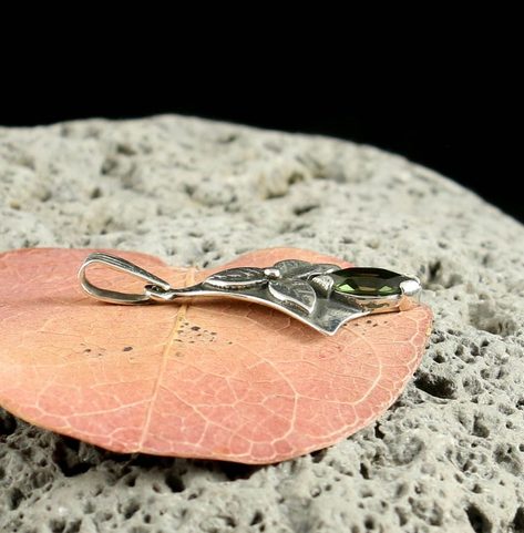 SHAMROCK, SILVER PENDANT, MOLDAVITE